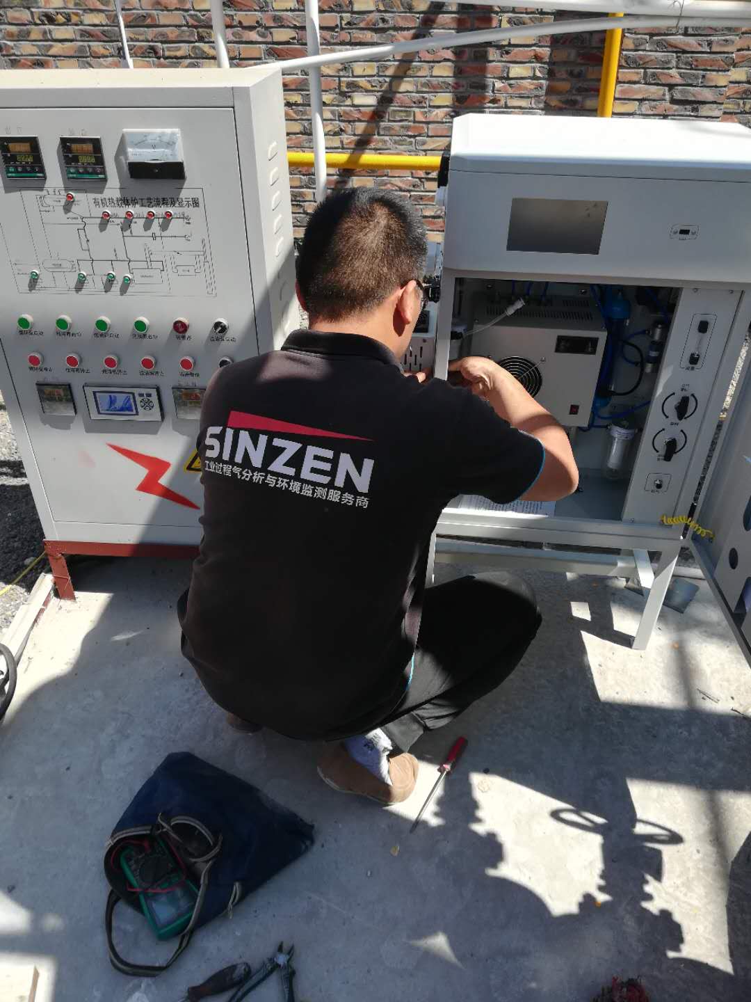 從事研發(fā)多年的老師，正在向大家展示預(yù)處理設(shè)備的安裝