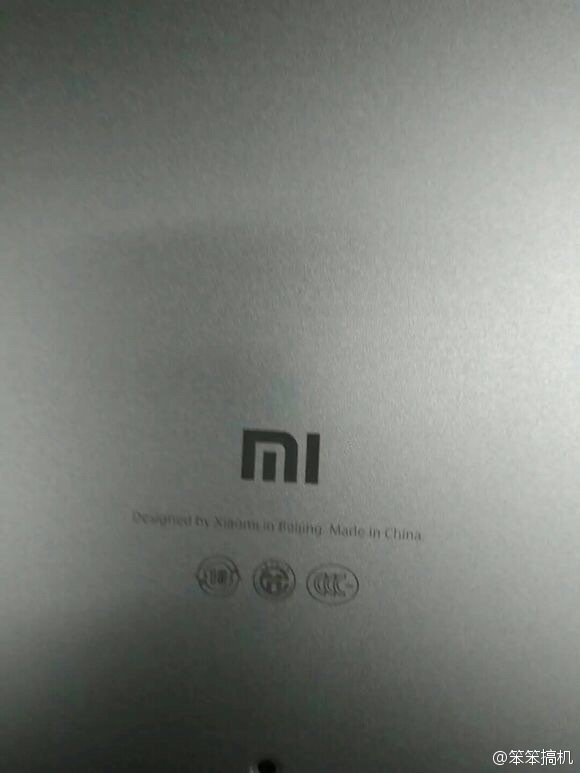 小米筆記本？看樣子面板是鋁模具